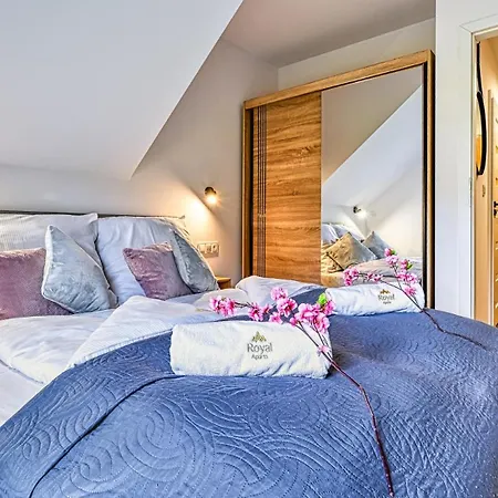 Butikowe Pine By Royal Aparts